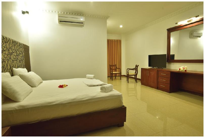 Hotel Queensbury Malabe Кадувела Екстериор снимка