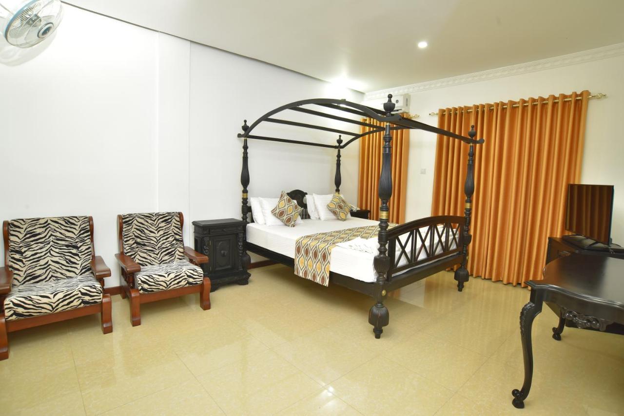 Hotel Queensbury Malabe Кадувела Екстериор снимка